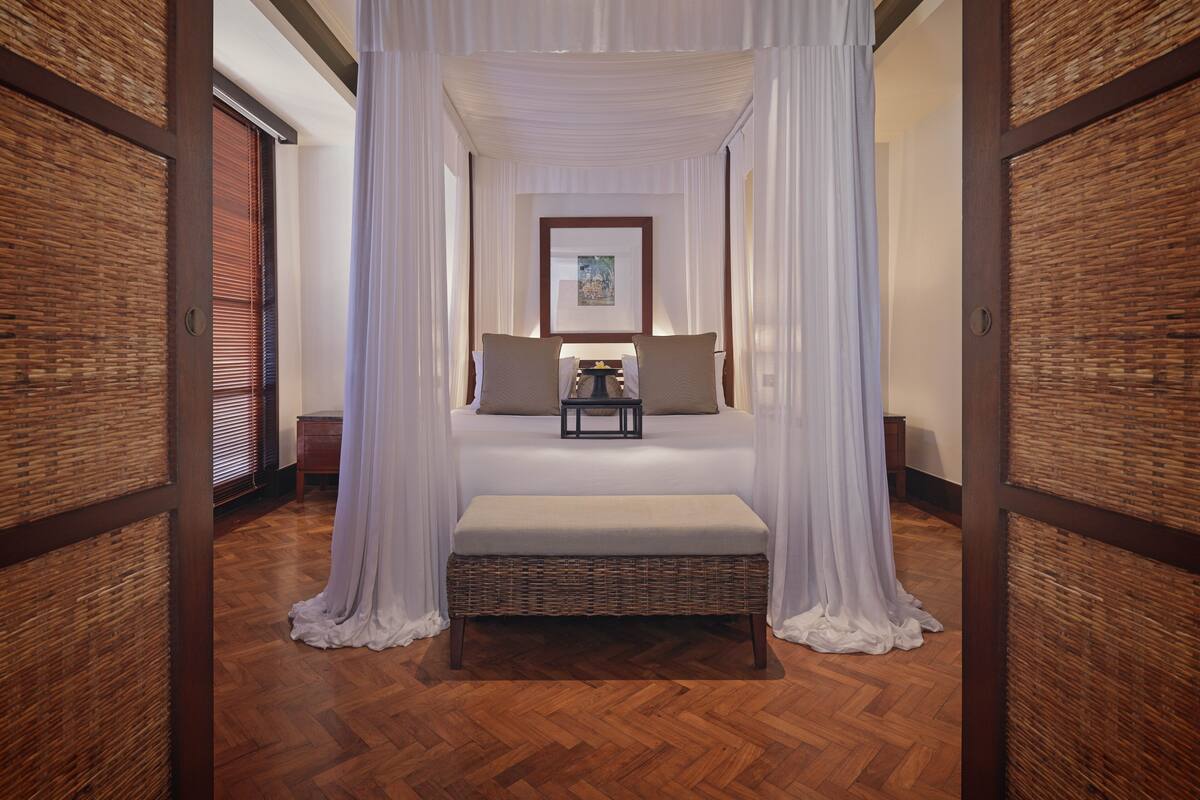 premium bedding, free minibar, in-room safe, desk