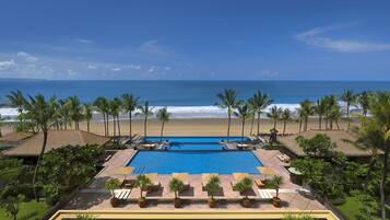 3 室外游泳池,池畔遮阳伞,日光浴躺椅