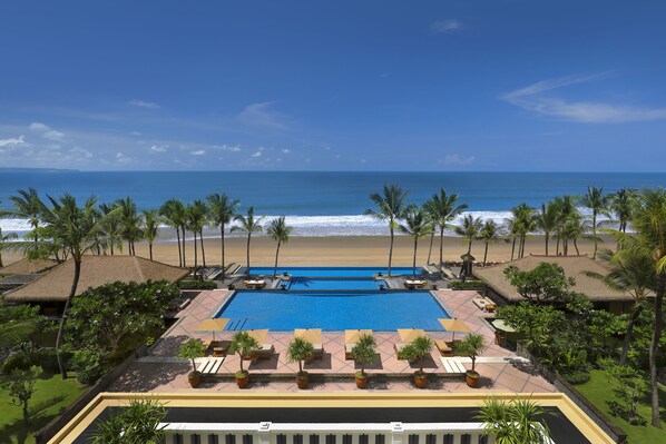 3 outdoor pools, pool umbrellas, pool loungers