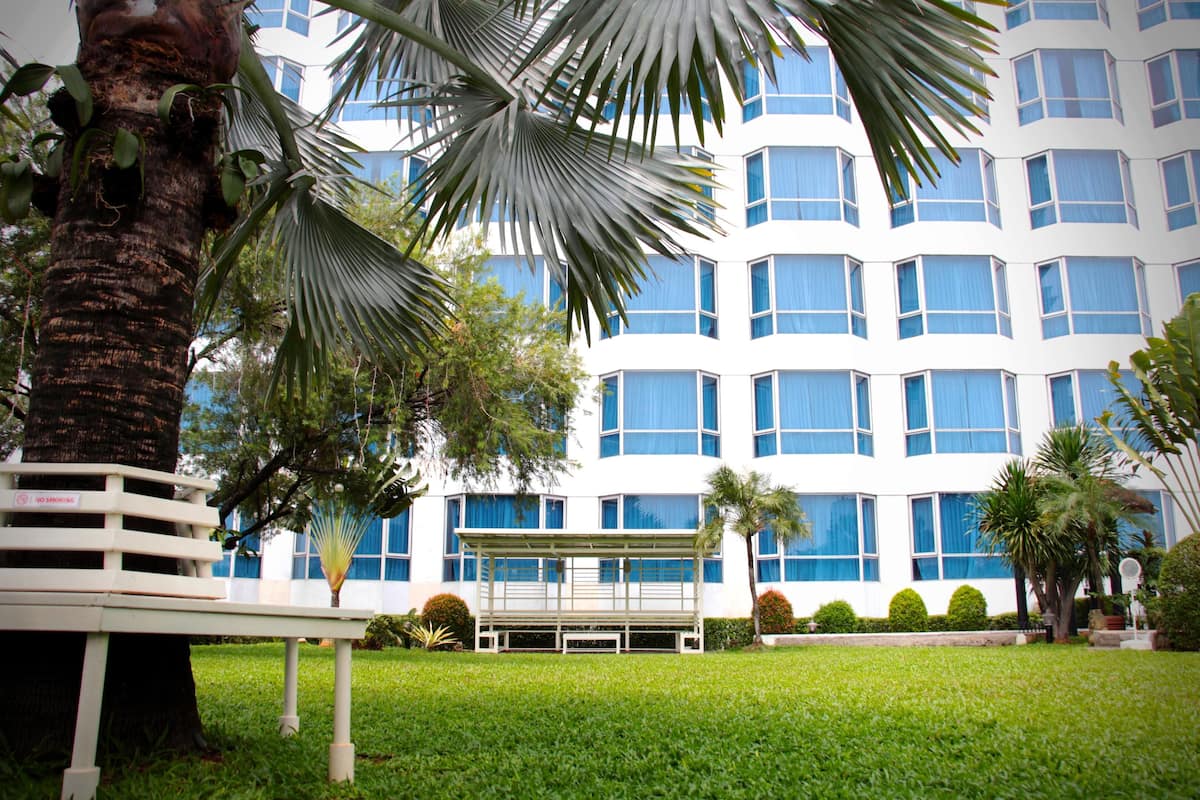 Caja de seguridad en la habitación, escritorio y cortinas blackout