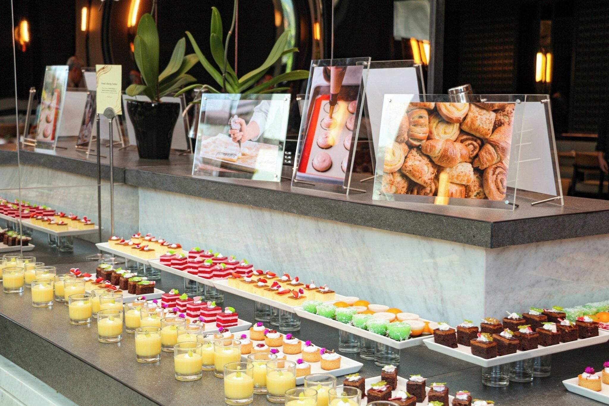 Un bufé con diversos postres y bebidas.