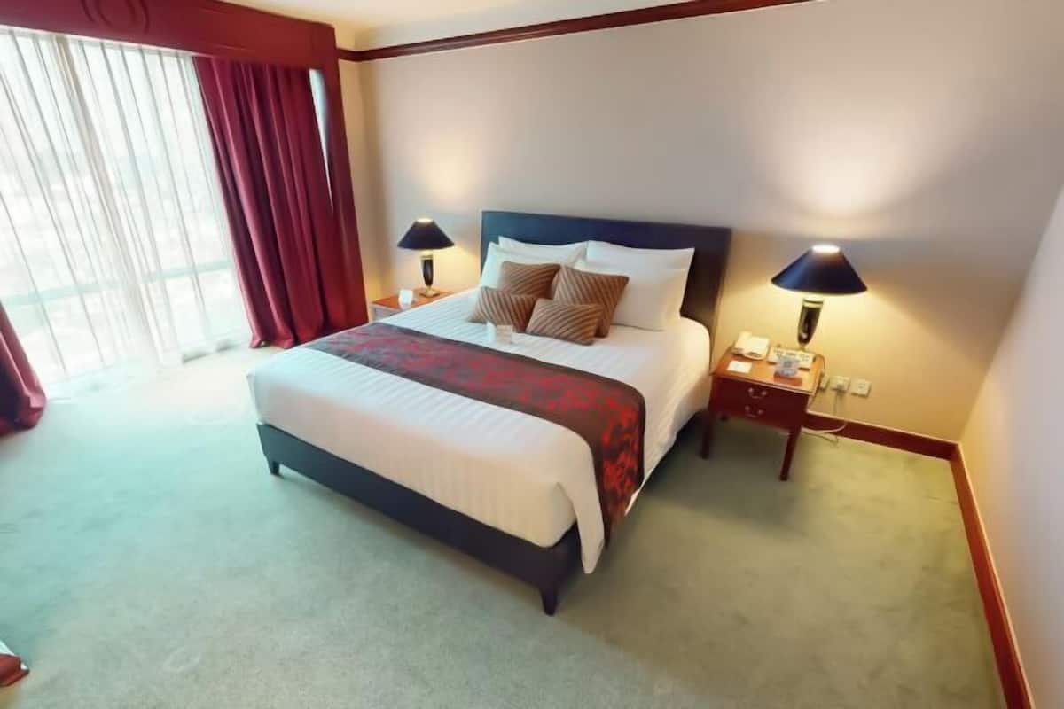 In-room safe, desk, blackout drapes, soundproofing
