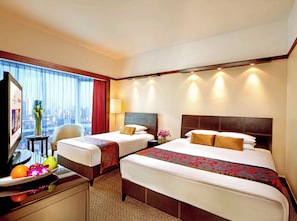 Deluxe Family Room | 1 bedroom, in-room safe, desk, blackout curtains