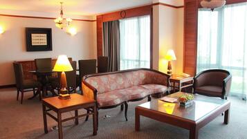 Executive Suite | Coin séjour | Télévision LCD de 29 pouces avec chaînes par satellite, télévision