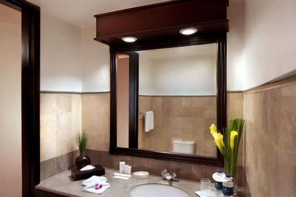 Kombinasi shower/bathtub dan perlengkapan mandi gratis