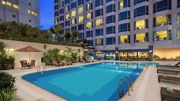 Una piscina al aire libre