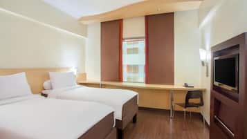 Una scrivania, tende oscuranti, ferro/asse da stiro, Wi-Fi gratuito