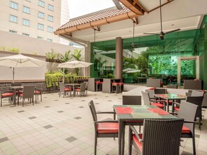 供应早餐、午餐和晚餐，国际美食