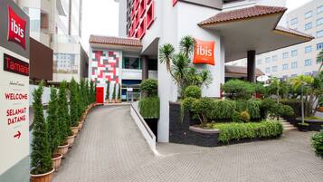 Vista frontal de la propiedad