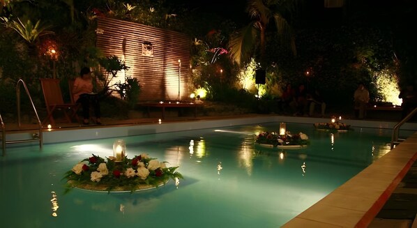 2 outdoor pools