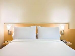 Desk, blackout drapes, iron/ironing board, free WiFi - Ibis Jakarta Tamarin (Jakarta)