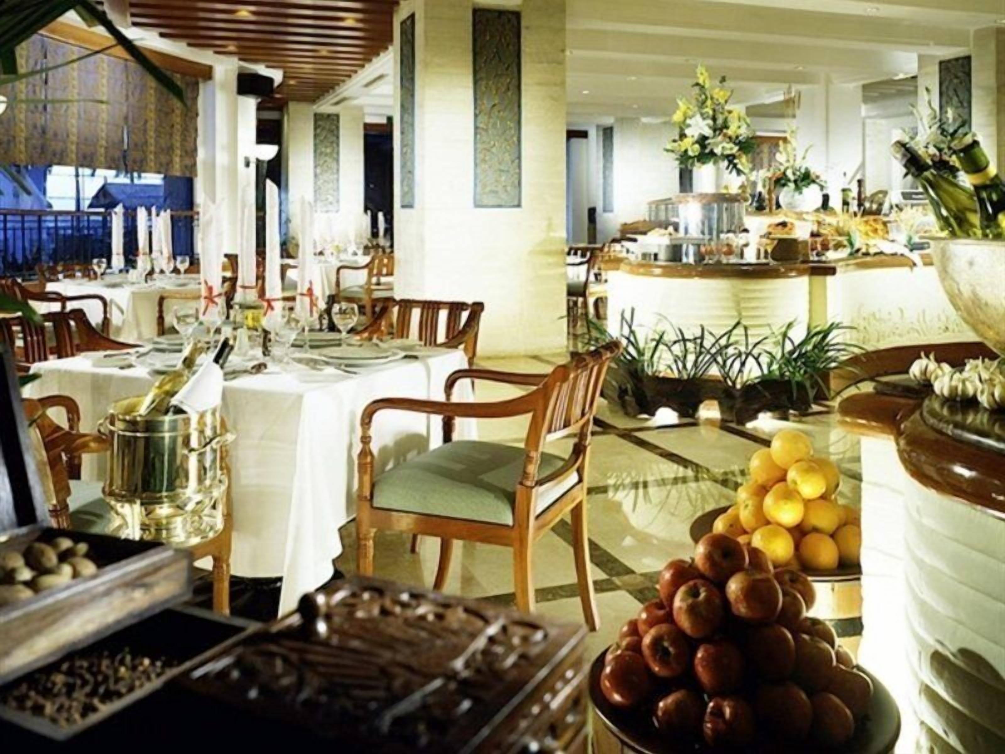 3 restaurants, breakfast served