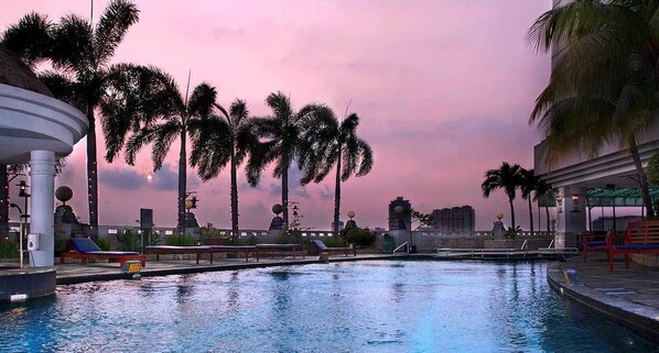 Kolam renang outdoor, dengan kursi berjemur