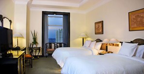 高档床上用品、迷你吧、客房内保险箱、办公桌