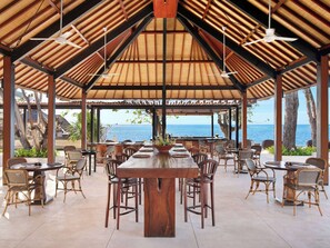 3 restaurants, servant le déjeuner et le dîner; cuisine internationale