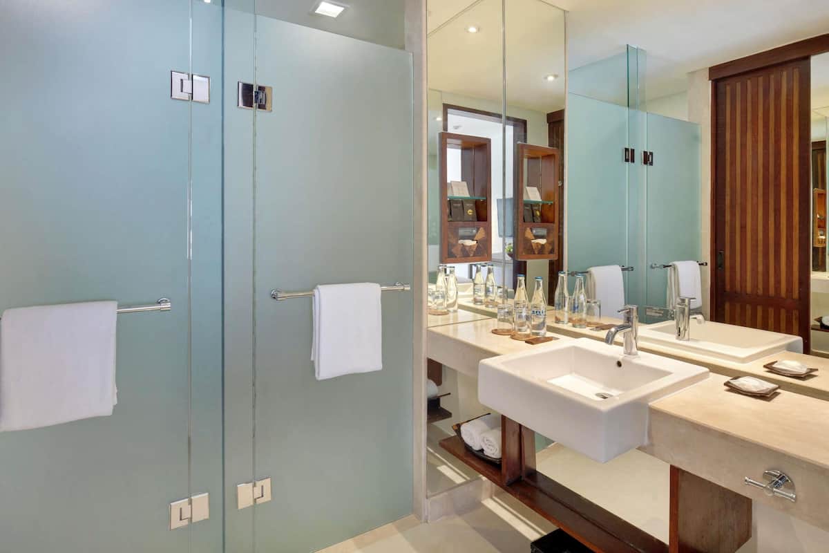 Articles de toilette écologiques, sèche-cheveux, peignoirs, chaussons