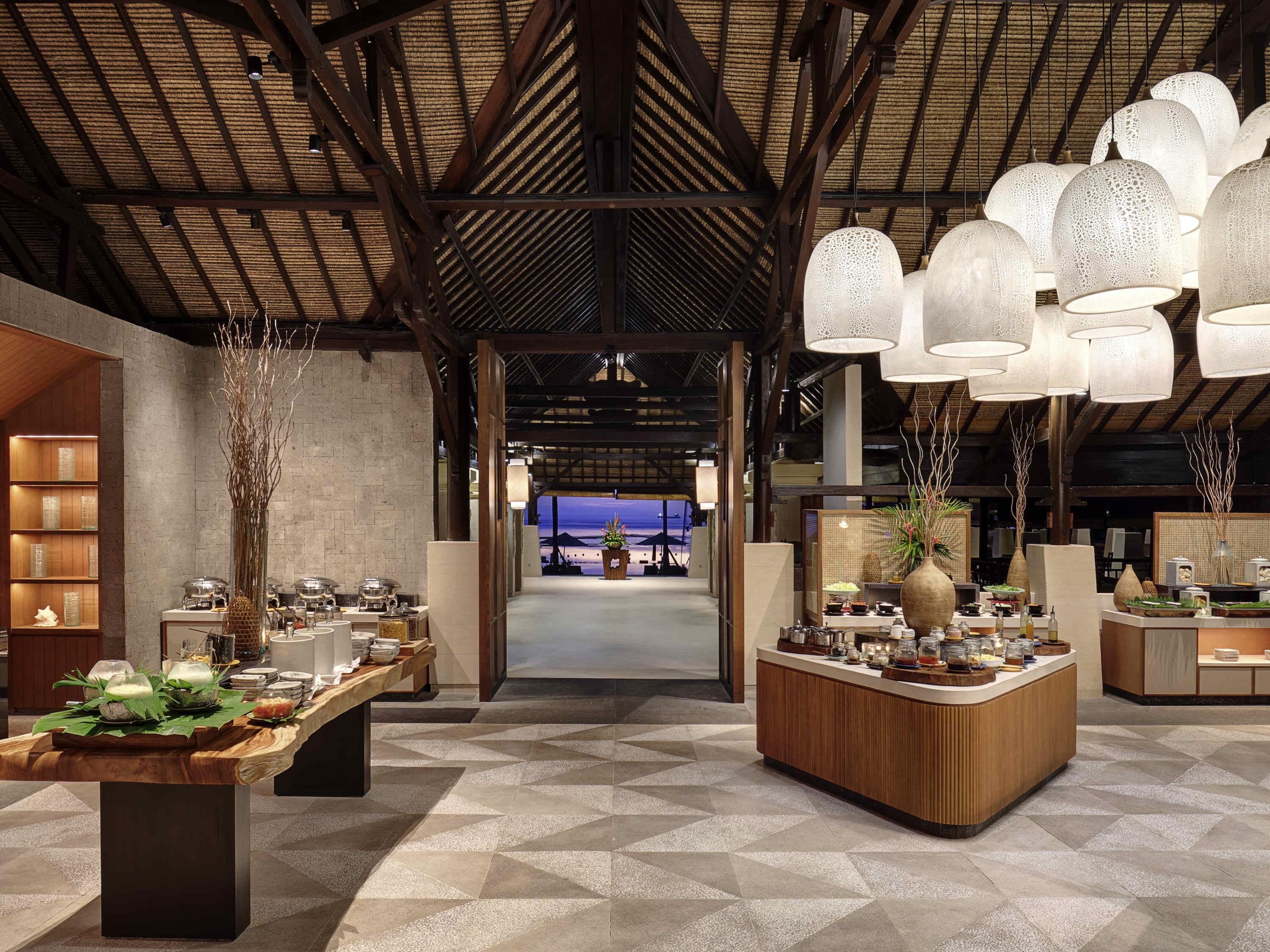 3 restaurants; breakfast, lunch, and dinner served