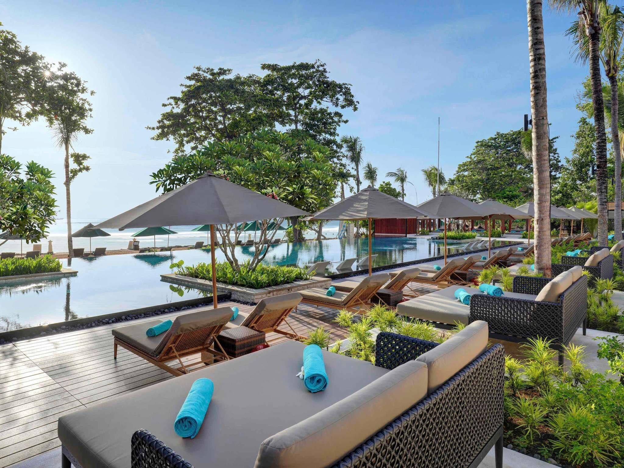 3 outdoor pools, open 7:00 AM to 6:00 PM, free pool cabanas