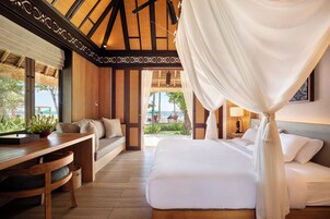 Una habitación con una cama, un escritorio y vistas al exterior.