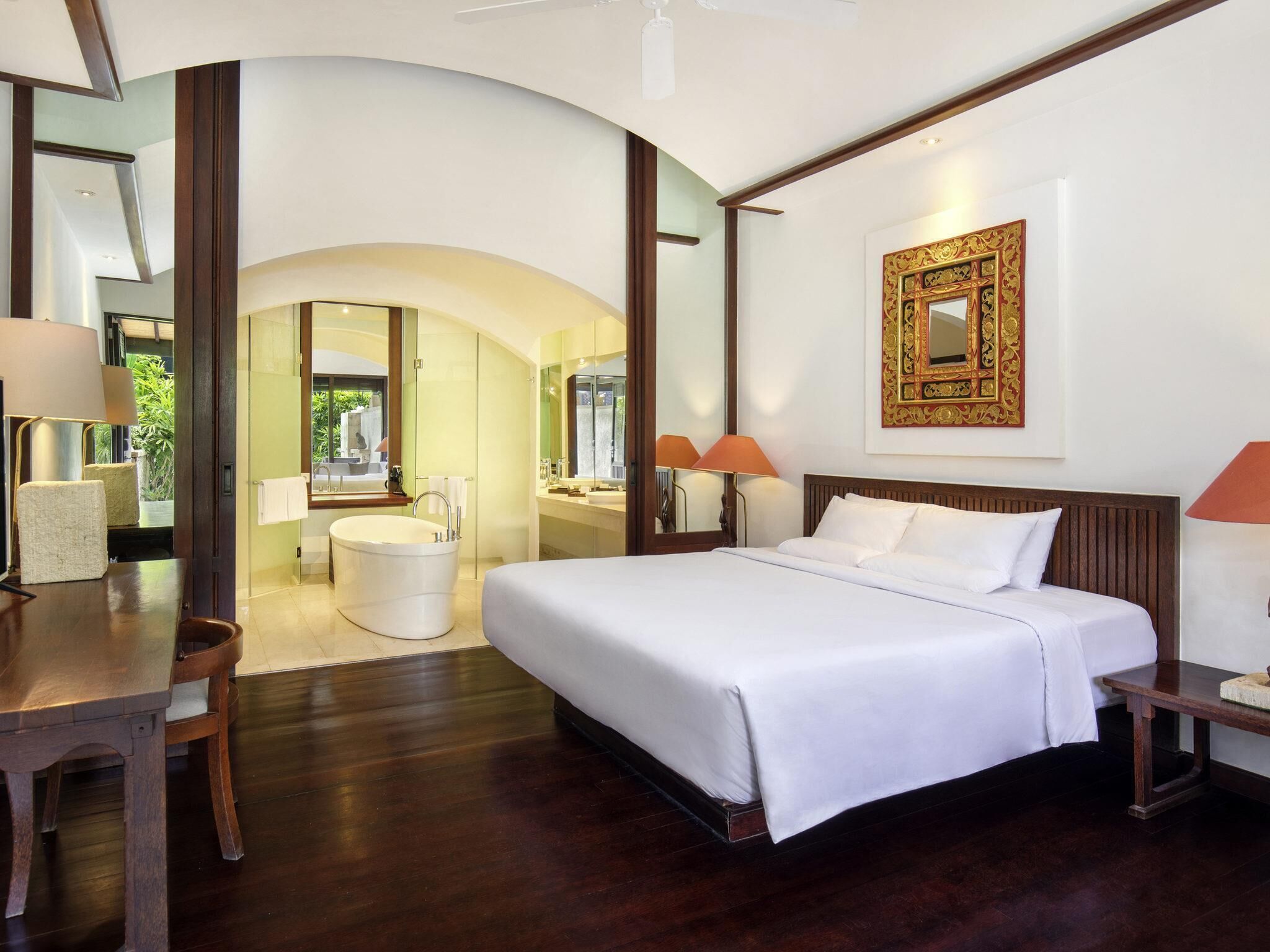 Kamer, 1 kingsize bed, terras (Tropical,1 King Bed, Beach Wing) | Donzen dekbedden, een kluis op de kamer, een bureau