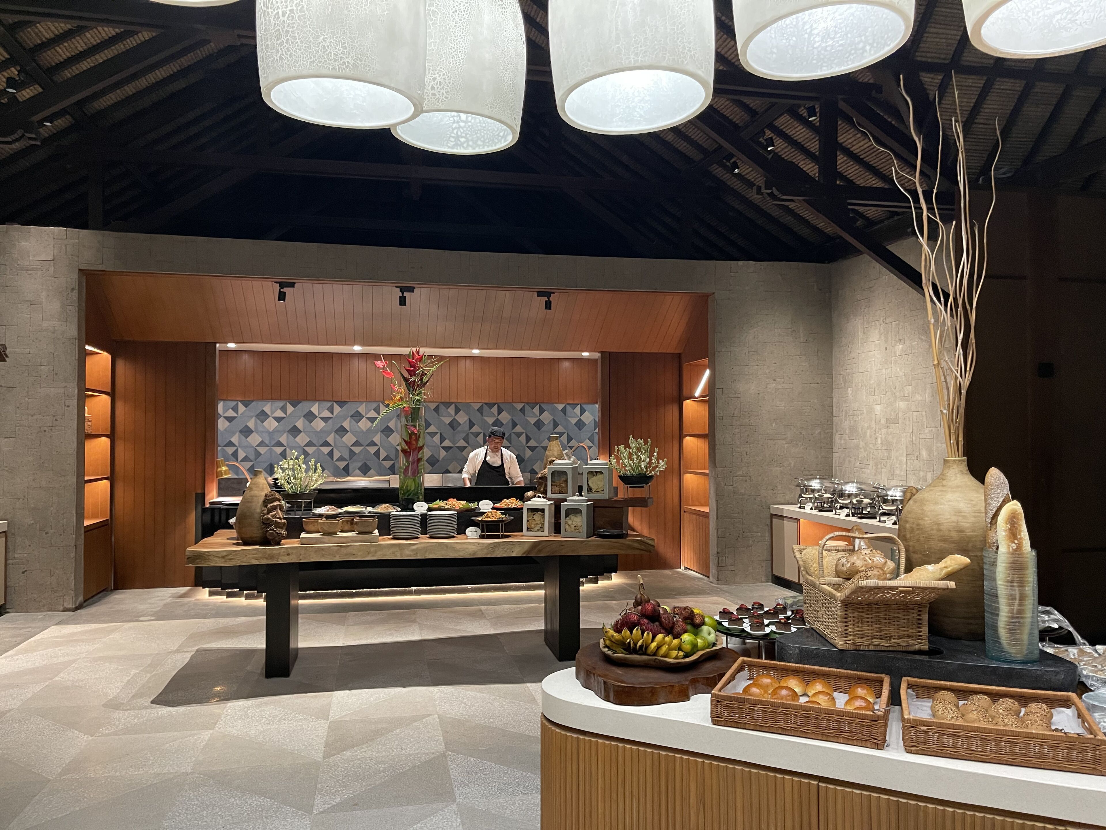 3 restaurants, breakfast, lunch, dinner served; international cuisine