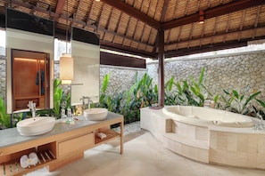 Villa, 1 chambre, piscine privée (Private Pool Beach Wing) | Salle de bain | Articles de toilette écologiques, sèche-cheveux, peignoirs, chaussons