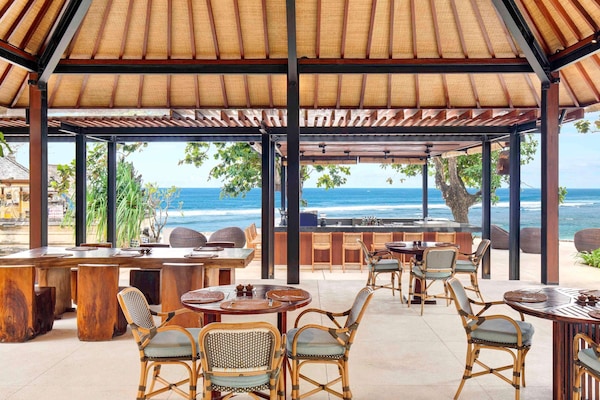 3 restaurants, breakfast, lunch, dinner served; international cuisine