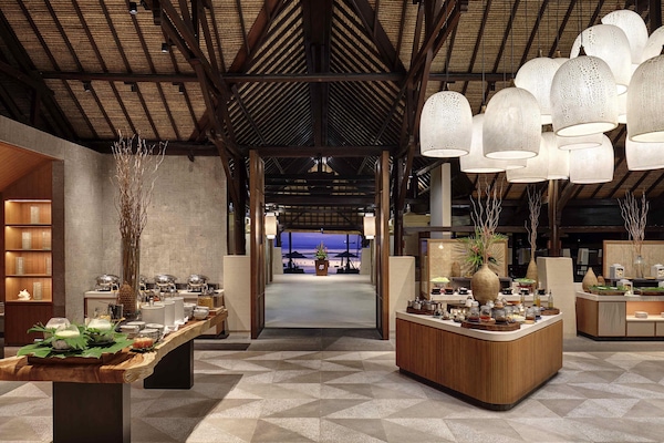 3 restaurants, breakfast, lunch, dinner served; international cuisine