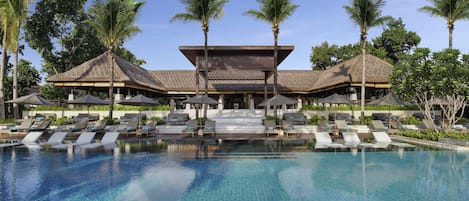 3 outdoor pools, open 7:00 AM to 6:00 PM, free pool cabanas