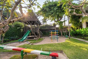 Área de juegos infantiles al aire libre