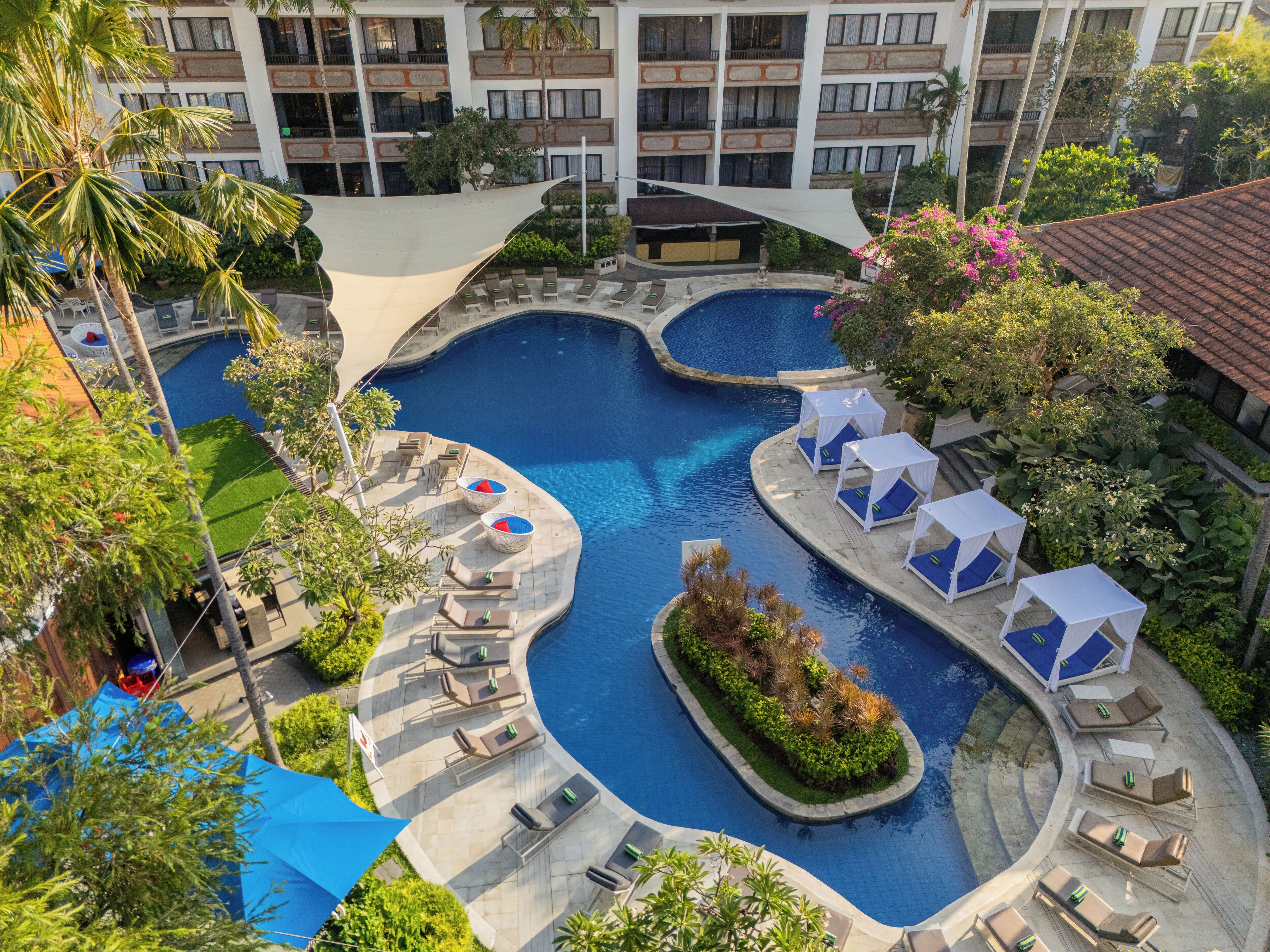 2 Außenpools, geöffnet von 09:00 Uhr bis 21:00 Uhr, Liegestühle