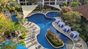 2 kolam renang outdoor, dengan kursi berjemur