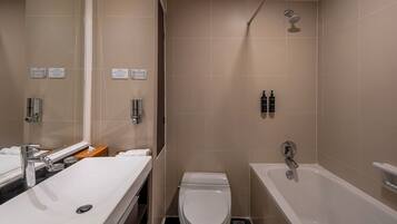 Un baño moderno con lavamanos, inodoro y bañera.