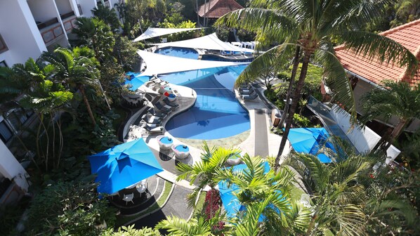 2 piscines extérieures, chaises longues