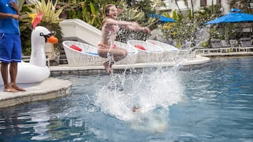 2 piscinas al aire libre, sillones reclinables de piscina