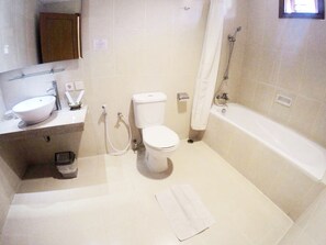 A bathroom with a sink, toilet, and bathtub.