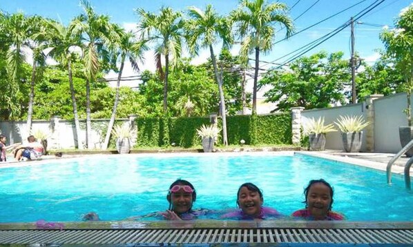 Una piscina al aire libre