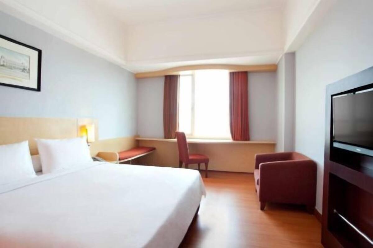 In-room safe, desk, rollaway beds, free WiFi