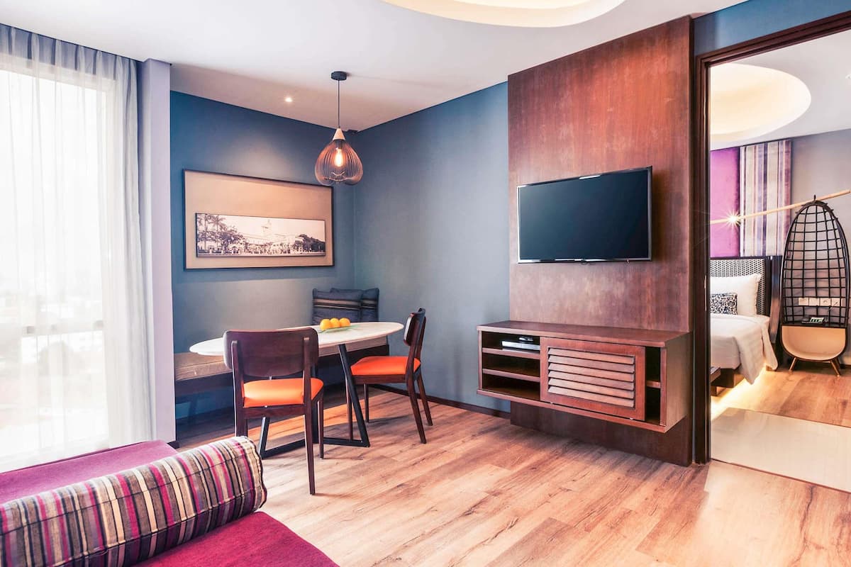 Deluxe suite, 1 kingsize bed | Luxe beddengoed, een gratis minibar, een kluis op de kamer, een bureau