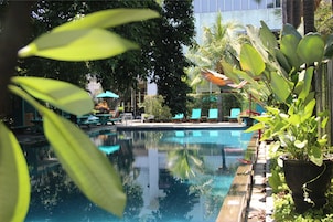 Piscina externa, barracas de cortesia, espreguiçadeiras