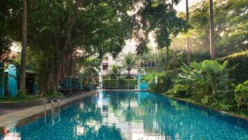 Outdoor pool, free cabanas, sun loungers
