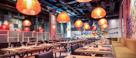 3 restaurants servant le déjeuner, le dîner, le souper et le brunch