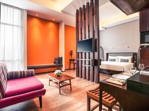 开间, 1 张特大床和 1 张沙发床 (Suite) | 高档床上用品、迷你吧（备有免费物品）、客房内保险箱、办公桌