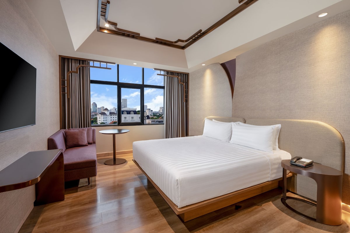 Privilege King Room, City View - 1 king size bed | Premium bedding, free minibar, in-room safe, desk