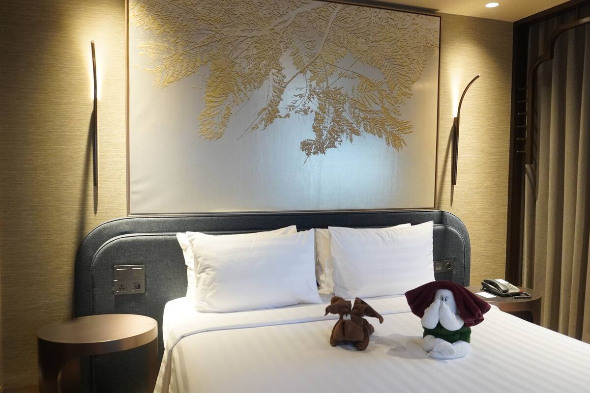 Privilege, Suite, 1 cama King size y sofá cama | Ropa de cama de alta calidad y artículos del minibar gratis