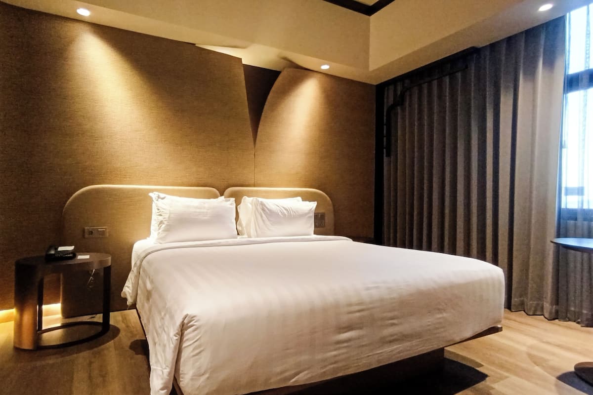 Privilege King Room, City View - 1 king size bed | Premium bedding, free minibar, in-room safe, desk