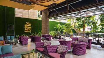 3 restaurants; breakfast, lunch, dinner and brunch served