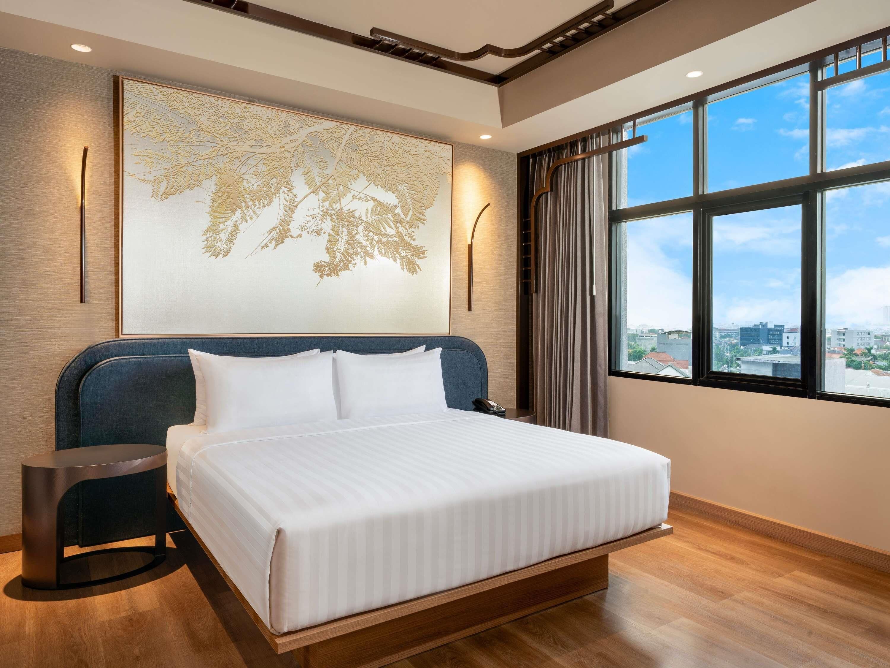 Premium bedding, free minibar, in-room safe, desk