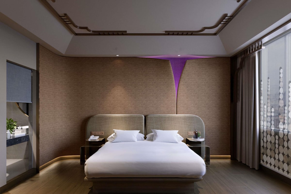 Privilege, Kamer, 1 kingsize bed, uitzicht op stad | Luxe beddengoed, een gratis minibar, een kluis op de kamer, een bureau