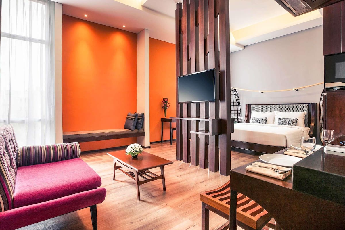 Ropa de cama de alta calidad y minibar con artículos gratuitos